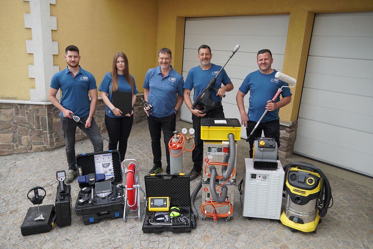 Das Team von Leckortung Grill und Lo-Tec mit Messtechnik und Geräten vor Ort